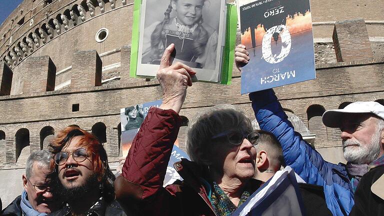 Erst vor wenigen Wochen, Ende Februar, haben in Rom Überlebende von sexuellem Missbrauch und Mitglieder des ECA (Ending Clergy Abuse) demonstriert. Gleichzeitig fand das Gipfeltreffen der Katholischen Kirche zum Thema Missbrauch statt. Erst vor wenigen Wochen, Ende Februar, haben in Rom Überlebende von sexuellem Missbrauch und Mitglieder des ECA (Ending Clergy Abuse) demonstriert. Gleichzeitig fand das Gipfeltreffen der Katholischen Kirche zum Thema Missbrauch statt.