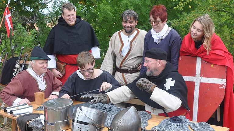Laute Hammerschläge lockten am Sonntag die Besucher auf die nahe gelegene Wiese (von links) Jürgen Gutje, Florian Bergmann, Patrick Stößer, Michael Hussy, Andrea Bergmann, Andreas Stapf und Lisa-Maria Popp. Laute Hammerschläge lockten am Sonntag die Besucher auf die nahe gelegene Wiese (von links) Jürgen Gutje, Florian Bergmann, Patrick Stößer, Michael Hussy, Andrea Bergmann, Andreas Stapf und Lisa-Maria Popp.
