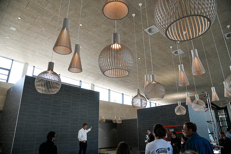 Blick in den neue Saunalandschaft: Die dekorativen Lampen hängen über dem Restaurantbereich. Blick in den neue Saunalandschaft: Die dekorativen Lampen hängen über dem Restaurantbereich.