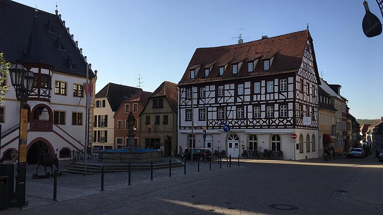 Blick auf den leeren Volkacher Marktplatz während der Corona-Krise. Blick auf den leeren Volkacher Marktplatz während der Corona-Krise.