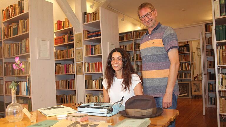 Wo man Erich Kästner noch spüren kann: Auf die Bibliothek und die Requisiten des Schriftstellers in Oberschwarzach sind Eva-Maria Hoffart und  Gerald Möhrlein vom Kinderdorf stolz.