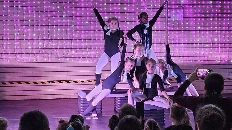 Weihnachtsshow des Sport- und Tanzclub Beweg dich e.V. im DJK-Sportzentrum.
