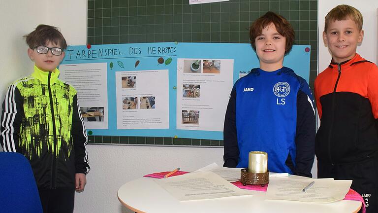 Quirin, Lasse und Hannes hatten Farbe aus bunten Herbstblättern gewonnen. In der Schule übten sie ihre Präsentation für Jugend forscht.