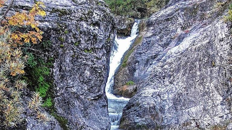 Wasserfall in der Epinéasschlucht im Olympmassiv