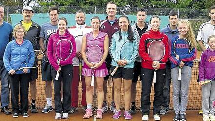 Der 2. Vorsitzende des TC Haßfurt Bernd Hirsch (links) hatte das Turnier für acht Mixed-Paare zu leiten. Am Ende gab es folgende Platzierungen (weiter von links): Platz 6: Elfriede Säubert-Kaspar/Erich Schäfer, Platz 2: Tobias Kaub/Anna-Lena Münchmeier, 1. Platz: Rüdiger Gardt/Christina Lehner, 3. Platz: Tim Einbecker/Marion Bergmann, 4. Platz: Christian Schäfer/Vanessa Grüner, 5. Platz: Sebastian Schäfer/Sharon Kozlik. 8. Platz Julia Bergmann/Tobias Nechwatal, gleichzeitig auch Turnierleiter.