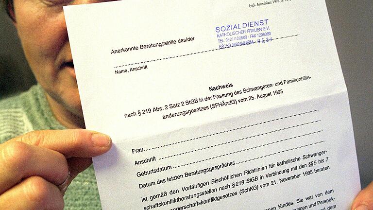 Nach dem Beschluss der Bischöfe 1999: Es wird keinen dieser für eine straffreie Abtreibung notwendigen Scheine mehr von katholischen Einrichtungen ausgestellt.&nbsp;