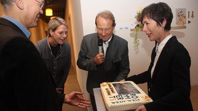 Erika-Keller May (rechts) überreicht als Gruß aus der Hotelküche eine Torte an die Pächter des Weinhotels, Andreas und Karina Dörschel (von links) und Bauherrn Peter Heidecker.