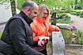 Friedhofsverwalter Stefan Krieg und Mitarbeiterin Carmen Goll pressen den Kipp-Tester an die Oberkante eines Grabsteins. Foto: Sigismund von Dobschütz       -  Friedhofsverwalter Stefan Krieg und Mitarbeiterin Carmen Goll pressen den Kipp-Tester an die Oberkante eines Grabsteins. Foto: Sigismund von Dobschütz