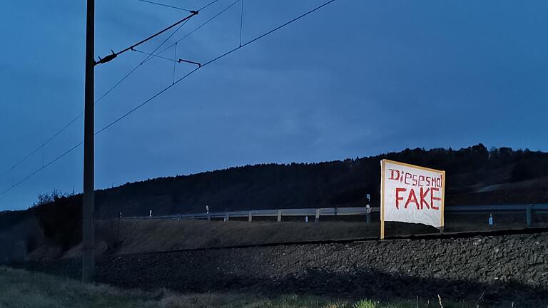 Über Gleise zwischen Gemünden und Waigolshausen hatten mutmaßliche Anhänger der 'Querdenker'-Szene Anfang Januar Plakate gespannt.