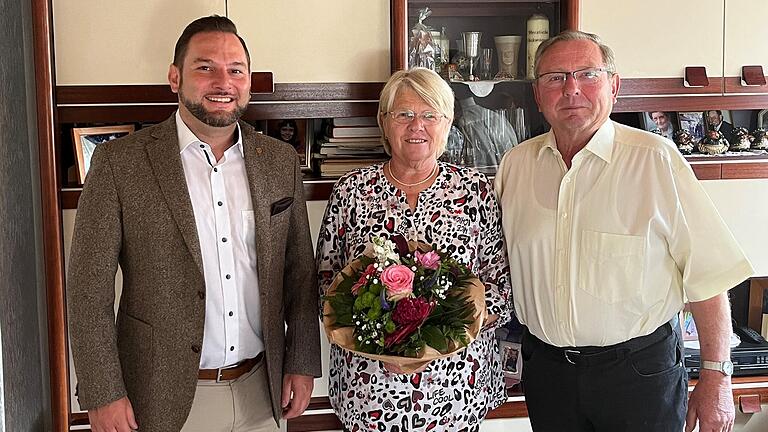 Dettelbachs Bürgermeister Matthias Bielek (links) gratulierte Monika und Alfred Beck zur Goldenen Hochzeit. Dettelbachs Bürgermeister Matthias Bielek (links) gratulierte Monika und Alfred Beck zur Goldenen Hochzeit.
