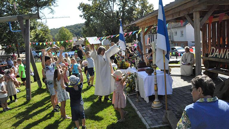 Beim Wortgottesdienst tanzten die Eußenhäuser Kids ausgelassen. Beim Wortgottesdienst tanzten die Eußenhäuser Kids ausgelassen.