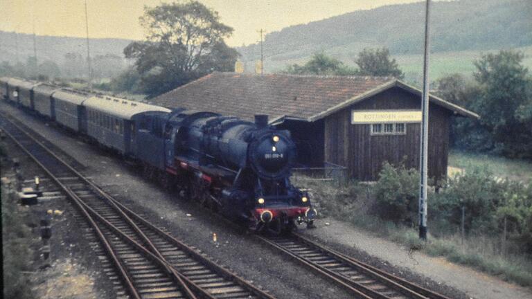 Eine der letzten Fahrten der Gaubahn, bei einem Halt der Dampflokomotive in Röttingen.