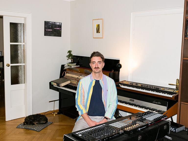 Johann Stößel, alias 'George John', in seinem Wohnzimmer in Schweinfurt. Hier entstehen seine Sounds, die dann sogar in den USA im Radio abgespielt werden. Johann Stößel, alias 'George John', in seinem Wohnzimmer in Schweinfurt. Hier entstehen seine Sounds, die dann sogar in den USA im Radio abgespielt werden.