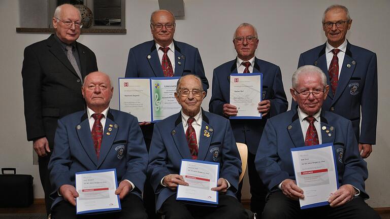 Ehrung mit (hinten von links) Wolfgang Runge, Reinhold Segeritz, Stefan Ruf, Vorsitzender Johann Rackl sowie (vorne von links) Fritz Wolpert, Heinrich Fritz, Willi Zorn. Ehrung mit (hinten von links) Wolfgang Runge, Reinhold Segeritz, Stefan Ruf, Vorsitzender Johann Rackl sowie (vorne von links) Fritz Wolpert, Heinrich Fritz, Willi Zorn.