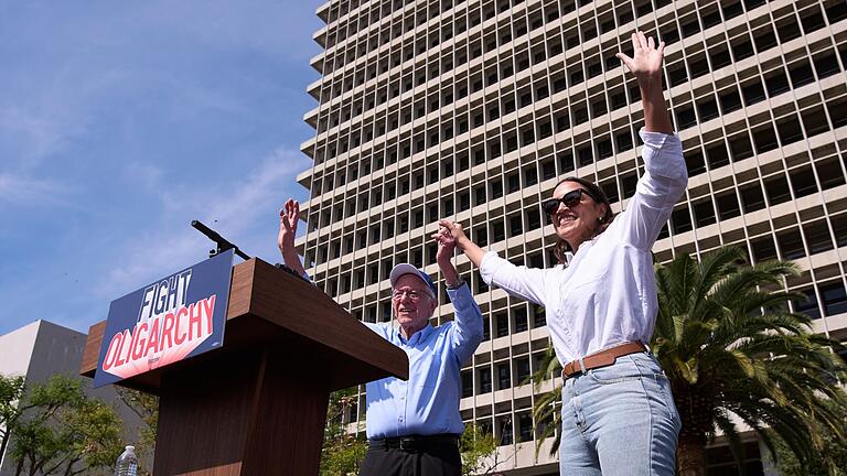 Demonstrationen gegen US-Präsident Trump - „Fighting Oligarchy” - Sanders und Ocasio-Cortez bei einer gemeinsamen Veranstaltung im kalifornischen Los Angeles. Demonstrationen gegen US-Präsident Trump - „Fighting Oligarchy” - Sanders und Ocasio-Cortez bei einer gemeinsamen Veranstaltung im kalifornischen Los Angeles.