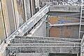 2900 Kubikmeter in wenigen Stunden: Durch diesen 1,4 Meter langen Riss in der Rohrleitung (Pfeil) floss das Trinkwasser ins Erdreich und in den Main. Die Schadstelle wurde zum Glück rasch gefunden, wie das Dokumentationsfoto der Fernwasserversorgung zeigt.