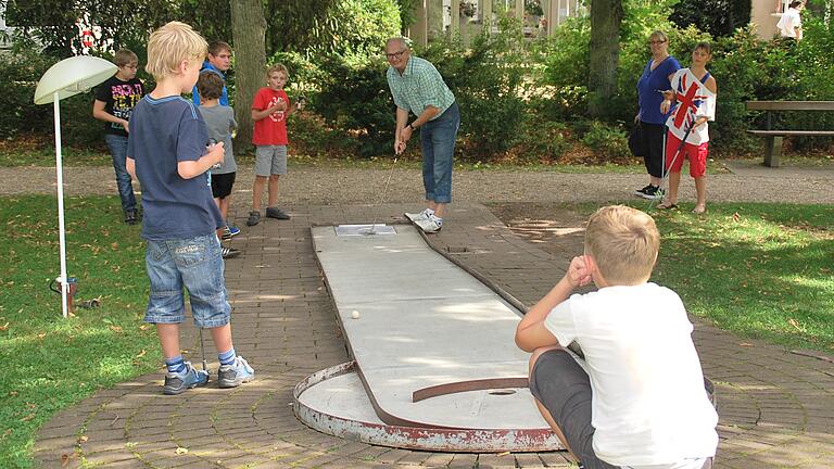 Landschaftlich reizvoll gelegen: die Minigolf-Anlage in Bad Bocklet. Dort kann nicht nur Minigolf, sondern auch Rasenschach und Tischtennis gespielt werden. Landschaftlich reizvoll gelegen: die Minigolf-Anlage in Bad Bocklet. Dort kann nicht nur Minigolf, sondern auch Rasenschach und Tischtennis gespielt werden.