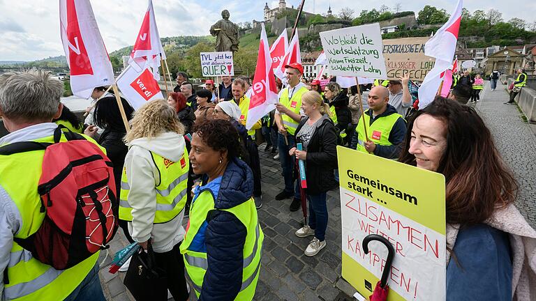 Beklagen fehlenden Respekt und Wertschätzung: Angestellte der Service-Gesellschaften der drei Uniklinika Würzburg, Erlangen und Regensburg bei ihrer Demonstration am Montag in Würzburg.