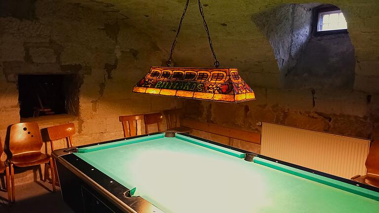 Der Billiardtisch im Gewölbekeller des Schullandheims in Eichelsdorf lädt in uriger Atmosphäre zum spielen ein.