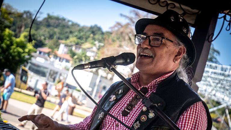 200 Jahre deutsche Einwanderung in Brasilien - Toninho spielt traditionelle Musik aus Deutschland im Süden von Brasilien. 200 Jahre deutsche Einwanderung in Brasilien - Toninho spielt traditionelle Musik aus Deutschland im Süden von Brasilien.