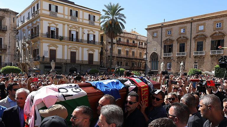 Beerdigung des italienischen Fußballstars Schillaci - Der Sarg von Toto Schillaci wird in Palermo über einen Platz getragen. Beerdigung des italienischen Fußballstars Schillaci - Der Sarg von Toto Schillaci wird in Palermo über einen Platz getragen.