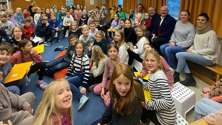 Der SPD-Bundestagsabgeordnete Bernd Rützel las in der Rienecker Grundschule aus dem Kinderbuch 'An der Arche um acht' vor. Der SPD-Bundestagsabgeordnete Bernd Rützel las in der Rienecker Grundschule aus dem Kinderbuch 'An der Arche um acht' vor.