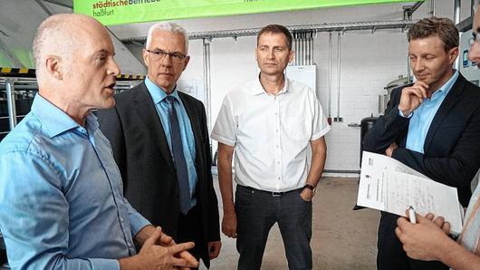 Michael Friedrich, Pressesprecher von Greenpeace Energy, Bürgermeister Günther Werner, Stadtwerksleiter Norbert Zösch und der Greenpeace-Energy-Vorstand Nils Müller stellten die Anlage vor.