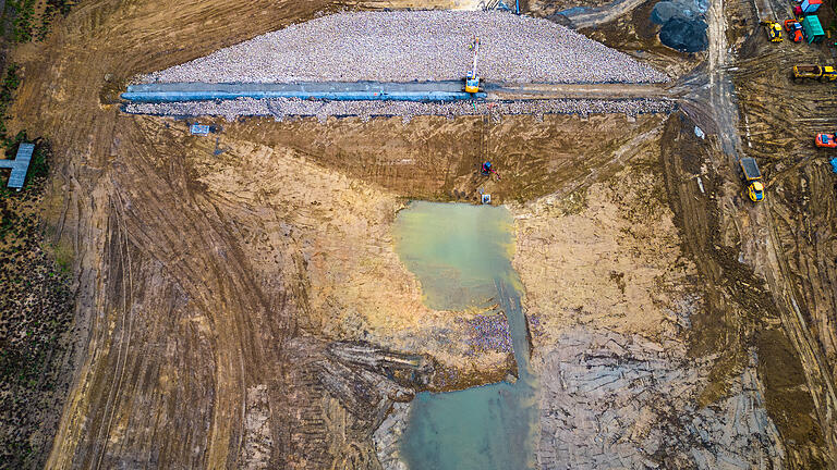 Ende September wurde die Grundsperre fertiggestellt. Das rund sieben Meter hohe Bauwerk wurde etwa 100 Meter vor dem Hauptdamm eingezogen, damit bei künftigen Sanierungsarbeiten am Abflussbauwerk das Becken nicht mehr komplett leerlaufen muss.