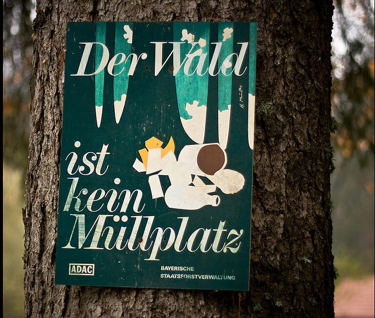 Eine alte Weisheit: Der Wald ist kein Müllplatz.