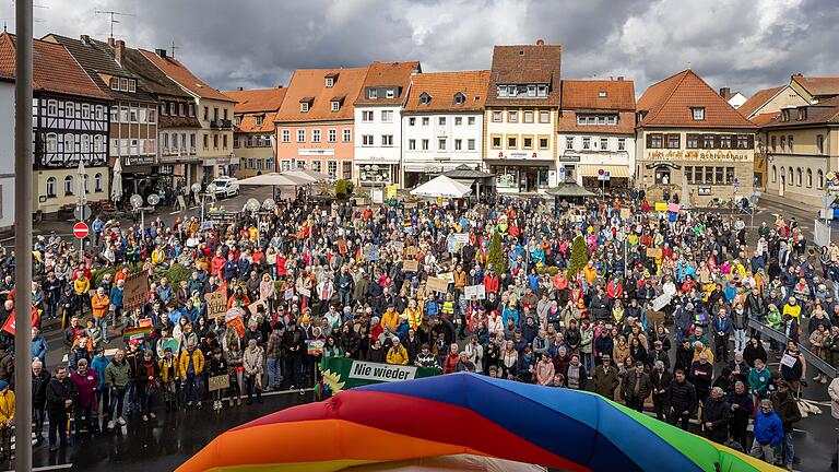 Für Freiheit und Demokratie gingen am Samstag, den 16. März 2024 zahlreiche Menschen auf die Straße und zeigten auf dem Marktplatz in Bad Königshofen 'Nie wieder ist jetzt'