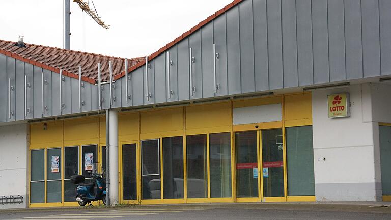 Um dem Gerolzhöfer Unternehmen Dittmeier nach dessen Umzug in den früheren Rewe-Markt (im Bild) den dort auch vorgesehenen Onlinehandel zu ermöglichen, änderte der Stadtrat den Bebauungsplan 'An der Bahnlinie'.