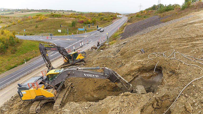 Die Sanierung nach dem erneuten Böschungsrutsch an der B 279 zwischen Bad Königshofen und Bad Neustadt auf Höhe der Autobahnauffahrt zur A 71 läuft bereits.