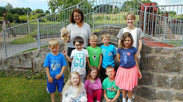 Mutig mit Til-Tiger – Die Vorschulkinder des Kindergartens St. Maria Oberweißenbrunn haben am Trainingsprogramm der Erziehungsberatungsstelle der Caritas (Bad Neustadt) teilgenommen. Das Bild zeigt die Kinder mit Sylvia Pflaugner und Pia Junginger von der Caritas-Erziehungsberatungsstelle. Mutig mit Til-Tiger – Die Vorschulkinder des Kindergartens St. Maria Oberweißenbrunn haben am Trainingsprogramm der Erziehungsberatungsstelle der Caritas (Bad Neustadt) teilgenommen. Das Bild zeigt die Kinder mit Sylvia Pflaugner und Pia Junginger von der Caritas-Erziehungsberatungsstelle.