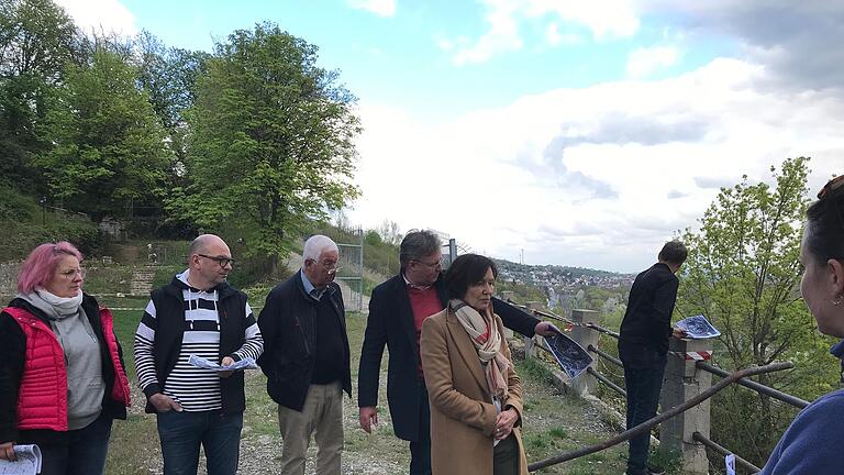 Mitglieder des Fördervereins Schloss Mainberg besichtigten die Hangterrassen und den Schlossgarten. Mitglieder des Fördervereins Schloss Mainberg besichtigten die Hangterrassen und den Schlossgarten.