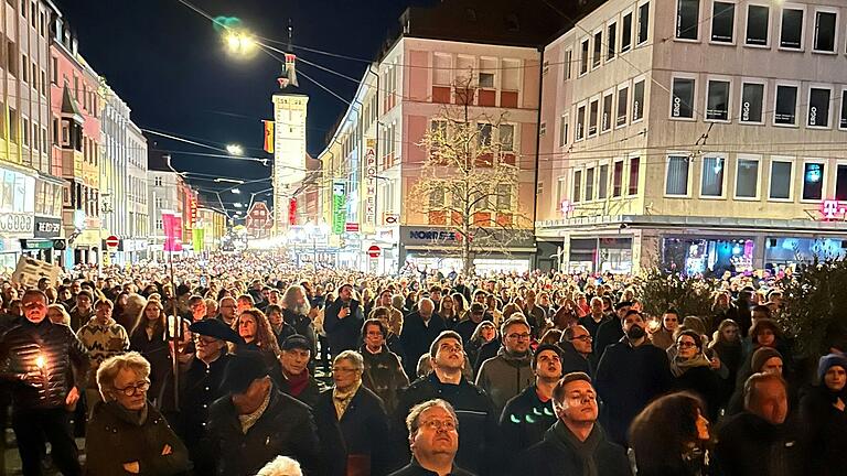 Stilles Gedenken an die Opfer von Krieg und Gewalt: Bis weit in die Domstraße hinein versammelten sich am Samstag außergewöhnlich viele Menschen in Gedenken an den 16. März 1945.&nbsp;