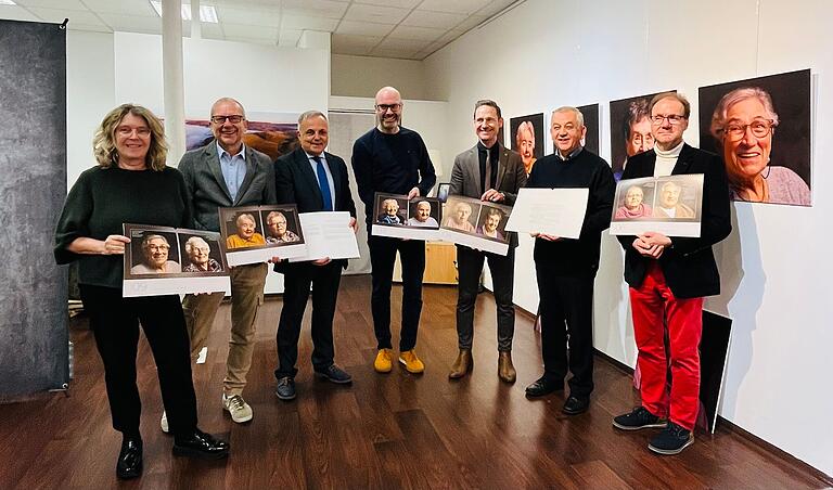 Bei der Vorstellung des Kalenders im Ateliers von Fotograf Jochen Fehlbaum am Marktplatz (von links): Beate Glotzmann, Günter Iff, Lothar Zachmann-Schorr, Jochen Fehlbaum, Thorsten Wozniak, Pfarrer Stefan Mai und Pastoralreferent Stephan Tengler. Bei der Vorstellung des Kalenders im Ateliers von Fotograf Jochen Fehlbaum am Marktplatz (von links): Beate Glotzmann, Günter Iff, Lothar Zachmann-Schorr, Jochen Fehlbaum, Thorsten Wozniak, Pfarrer Stefan Mai und Pastoralreferent Stephan Tengler.