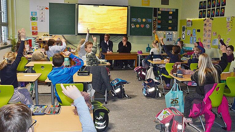 Fragen über Fragen prasselten auf die beiden Politiker bei der etwas andern Schul-Fragestunde in der Untereßfelder Grundschule ein.
