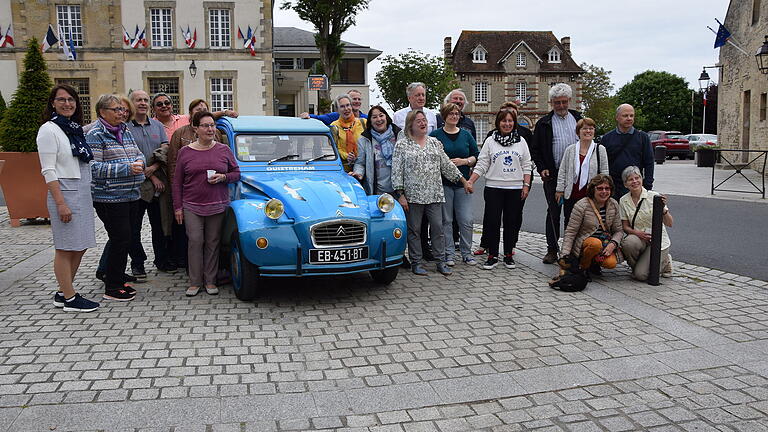 Mitglieder des Partnerschaftsvereins Lohr mit ihren Gastgebern vor dem Rathaus in Ouistreham Riva-Bella.