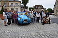 Mitglieder des Partnerschaftsvereins Lohr mit ihren Gastgebern vor dem Rathaus in Ouistreham Riva-Bella.