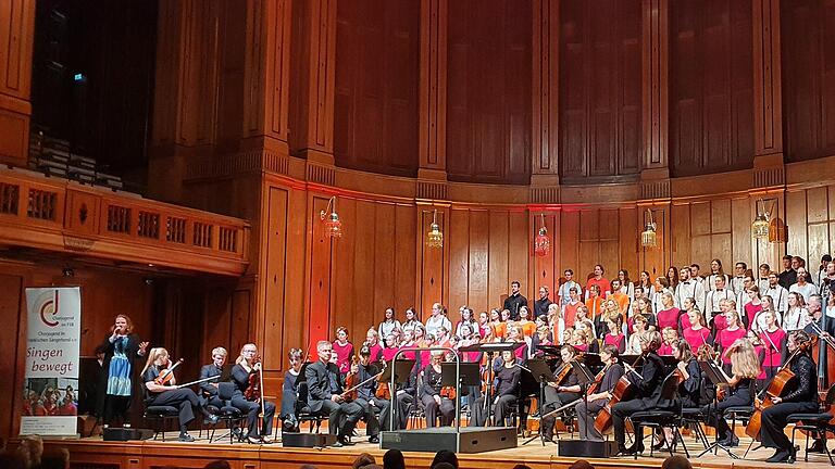 Die Präsidentin der Chorjugend, Judith Reitelbach (links), bedankt sich bei allen Akteurinnen und Akteuren des Jubiläumskonzerts in Bad Kissingen. Foto: Monika Schraut       -  Die Präsidentin der Chorjugend, Judith Reitelbach (links), bedankt sich bei allen Akteurinnen und Akteuren des Jubiläumskonzerts in Bad Kissingen. Foto: Monika Schraut