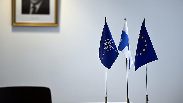 Nato-Außenministertreffen.jpeg       -  Kleine Tischfähnchen der Nato, Finnlands und der EU markieren den Platz, an dem der finnische Außenminister  Pekka Haavisto die signierte Beitrittsurkunde übergeben hat.