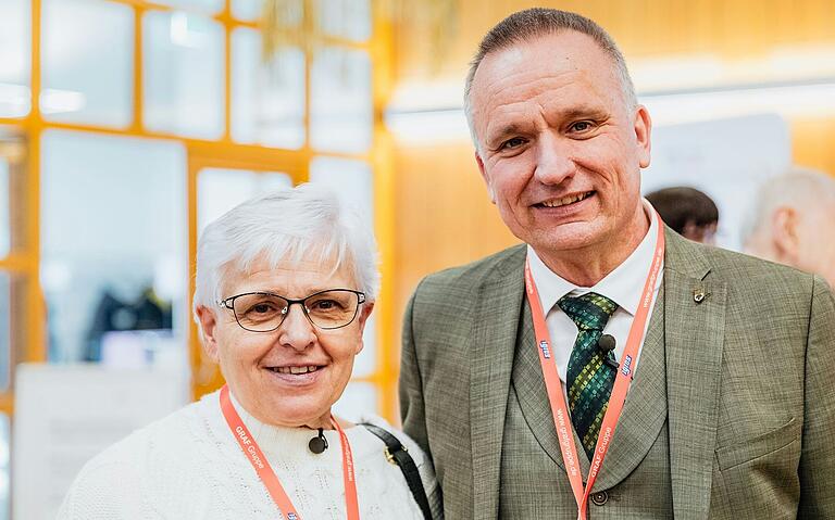 Irene Eggers und Wilfried Saak haben sich auf dem Dorfladentag in Strahlungen kürzlich über Möglichkeiten und Modelle für Dorfläden informiert.