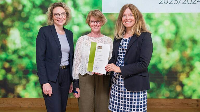 Auf dem Foto (von links): Alexandra Schenk, Abteilungsleiterin am Staatsministerium für Landwirtschaft, Ernährung, Forsten und Tourismus, Mensaleitung Christa Wendel und Mitarbeiterin in der Schulleitung des Matthias-Grünewald-Gymnasiums Würzburg Britta Habersack.