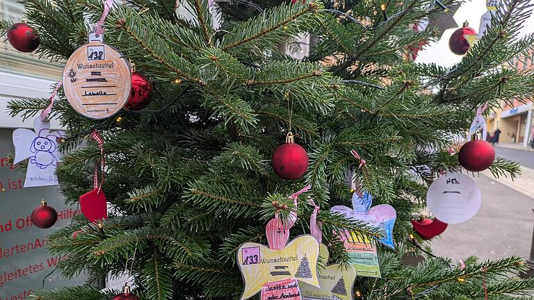 Einige Wünsche hängen am Baum.       -  Einige Wünsche hängen am Baum.