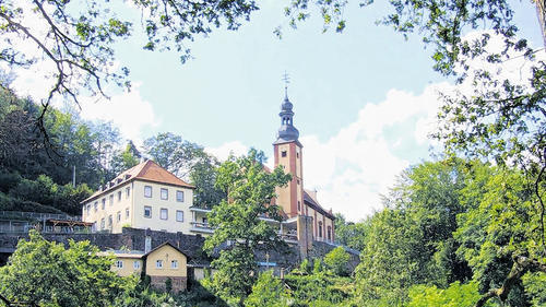 Kraftort und Anziehungspunkt für Pilger: Die Wallfahrtskirche Mariabuchen im Spessart. Kraftort und Anziehungspunkt für Pilger: Die Wallfahrtskirche Mariabuchen im Spessart.