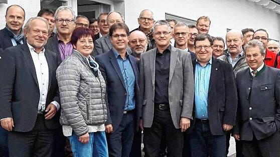 Alle Gesellschafter haben unterzeichnet: Im nächsten Jahr soll die Biogas-Anlage in Herbstadt gebaut werden und nach Inbetriebnahme die biologisch abbaubaren Reste des Landkreises verwerten. Alle Gesellschafter haben unterzeichnet: Im nächsten Jahr soll die Biogas-Anlage in Herbstadt gebaut werden und nach Inbetriebnahme die biologisch abbaubaren Reste des Landkreises verwerten.