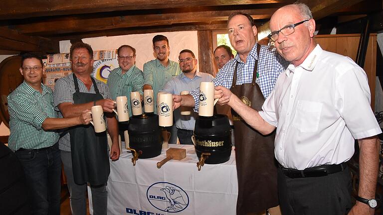 Auf eine gute Königshöfer Messe stießen bei der Festbierprobe Festwirt Hans-Peter Küffner und Bürgermeister Thomas Maertens (jeweils mit Schürze) mit Vertretern der Distelhäuser und der Herbsthäuser Brauerei im Gooden in Könighshofen an