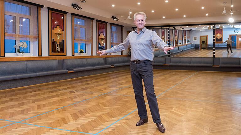 Auch die Tanzschulen sind geschlossen: Tanzlehrer Horst Reinhardt steht im leeren Tanzsaal der Tanzschule Hartung. Auch die Tanzschulen sind geschlossen: Tanzlehrer Horst Reinhardt steht im leeren Tanzsaal der Tanzschule Hartung.