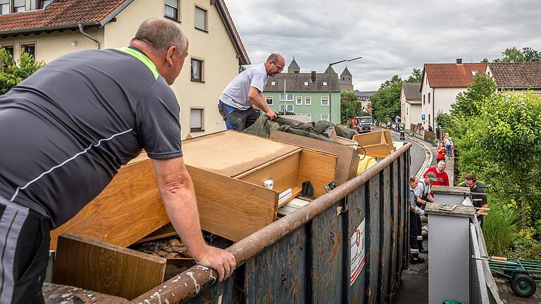 Aufräumen am 11. Juli 2021 in Münsterschwarzach nach der Flut: Viele Möbel landeten im Müllcontainer.