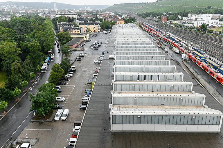 Blick vom Posthochhaus auf die ehemaligen Posthallen an der Bismarckstraße.